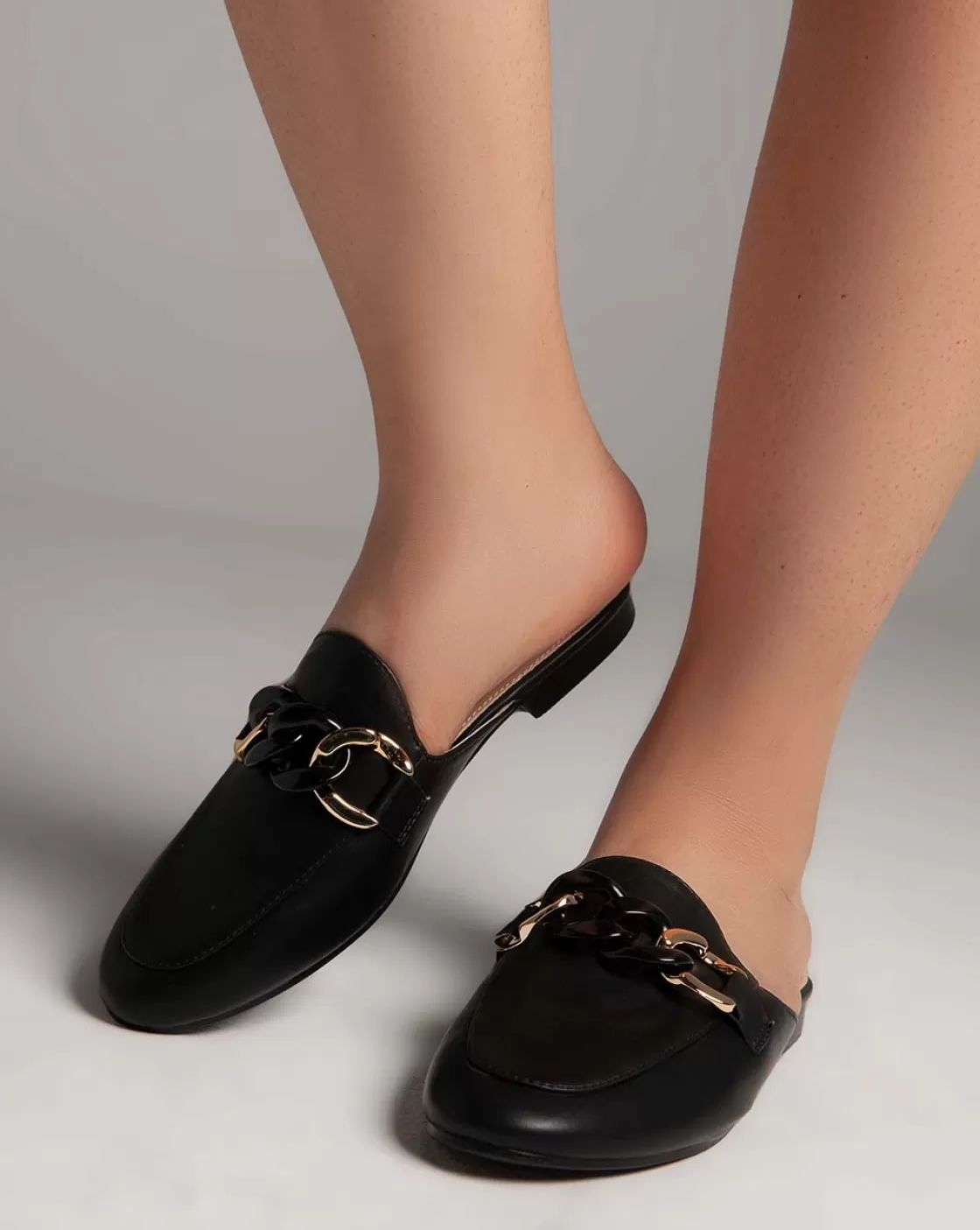 Slippers*BREE Flat Closed Toe Mules - Slippers - Black