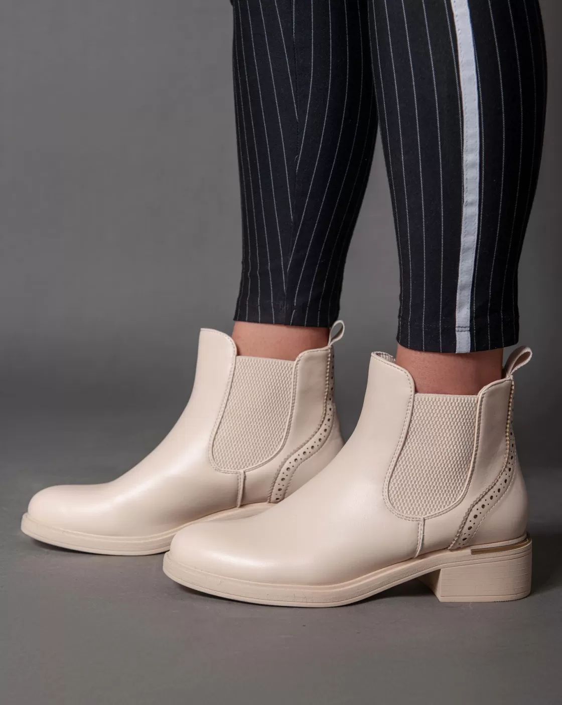 Boots*BREE Minimalist Chelsea Boots - Beige